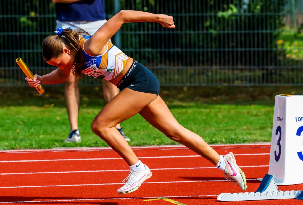 Poppy Parsley op de estafette bij de B-finale U16.