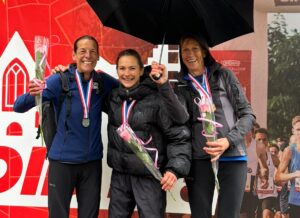 Karin Verheijden, Barbara Saat en Theo Otten bij de Singelloop in Utrecht.
