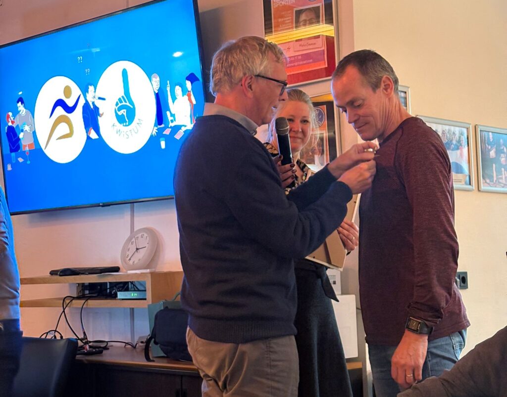 Vrijwilligersspeldje Eindhoven Atletiek voor Ad Peeters